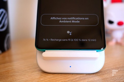 OnePlus 8 Pro sur son socle de recharge sans fil