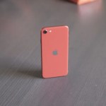 iPhone SE : Apple plancherait sur un modèle avec un poinçon sur un grand écran
