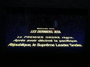 Le défilement du générique provoque une zone lumineuse visible dans le bas de l'image