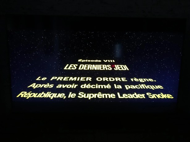 Le défilement du générique provoque une zone lumineuse visible dans le bas de l'image