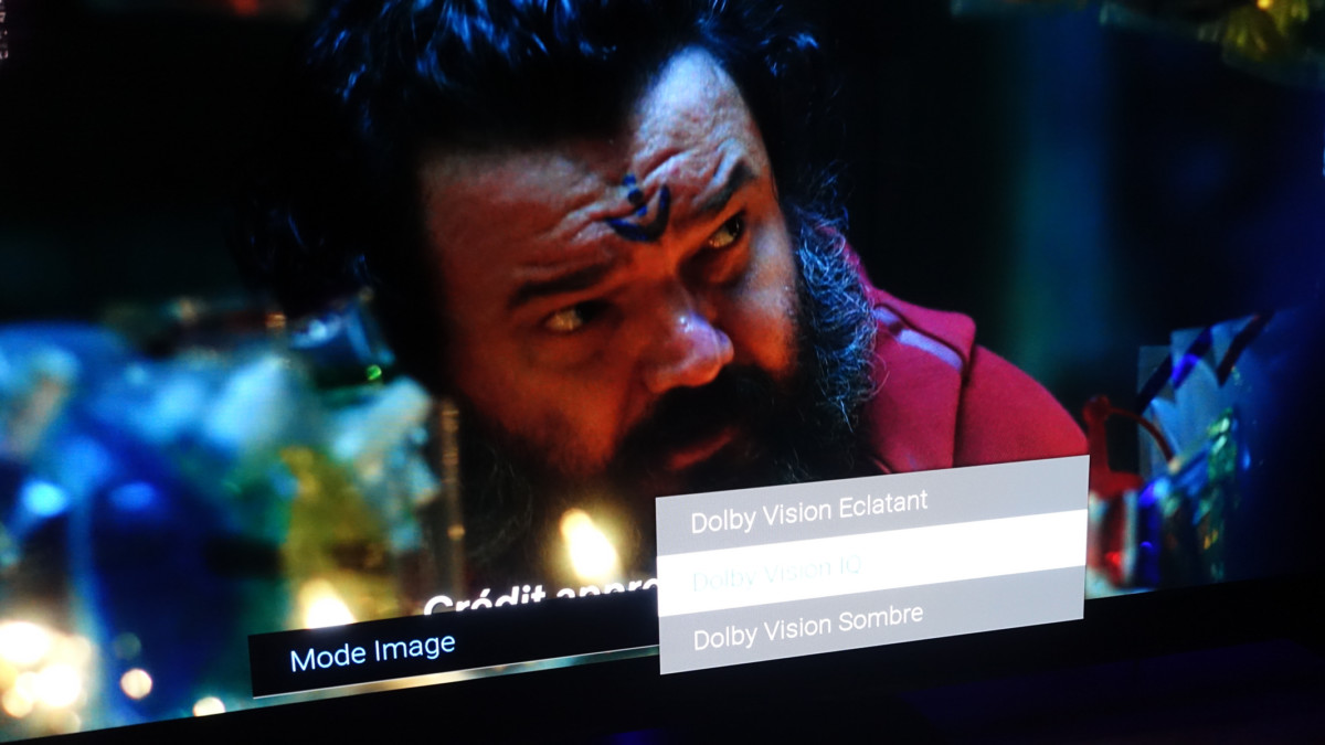 Mode Dolby Vision IQ, avec la pièce dans la pénombre
