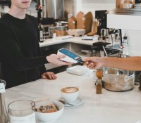 La hausse du plafond à 50 euros ne sera pas automatique pour tout le monde // Source : Unsplash - Clay Banks