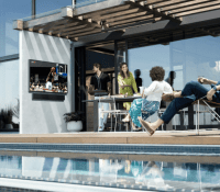 La terrasse avec piscine et TV