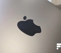 Le logo Apple au dos d'un MacBook Air // Source : Frandroid