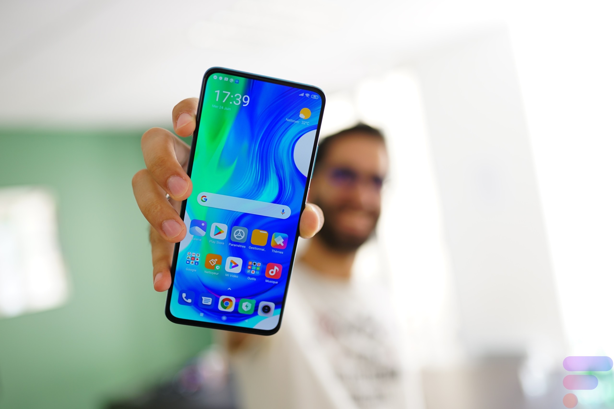 Xiaomi Poco F2 Pro de face