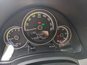 Avec 1/4 de charge restante, l'autonomie restante est estimée à 76 km