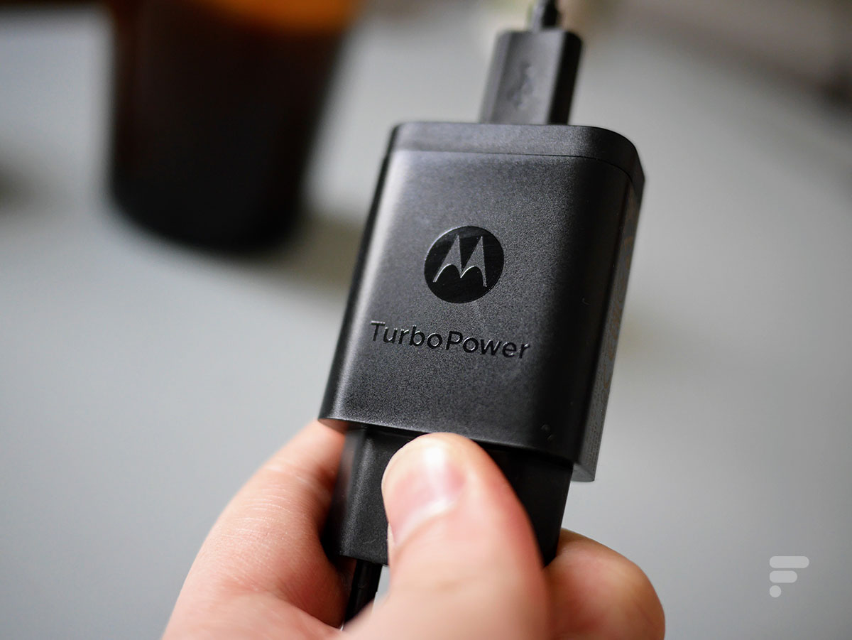 Le chargeur Turbo Power du Motorola Edge