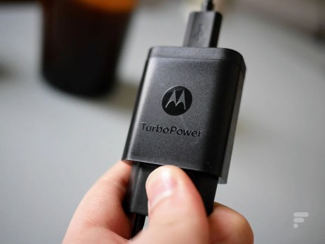 Le chargeur Turbo Power du Motorola Edge