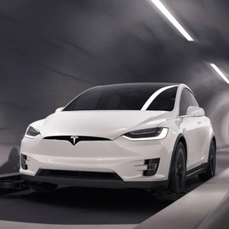 Tesla développerait un van électrique de 12 passagers pour les tunnels de Boring Company