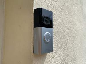 Ring Video Doorbell 3 installée porte