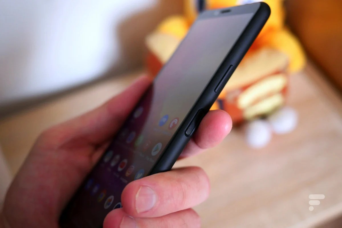 Le capteur d'empreintes du Xperia 10 II sur la tranche