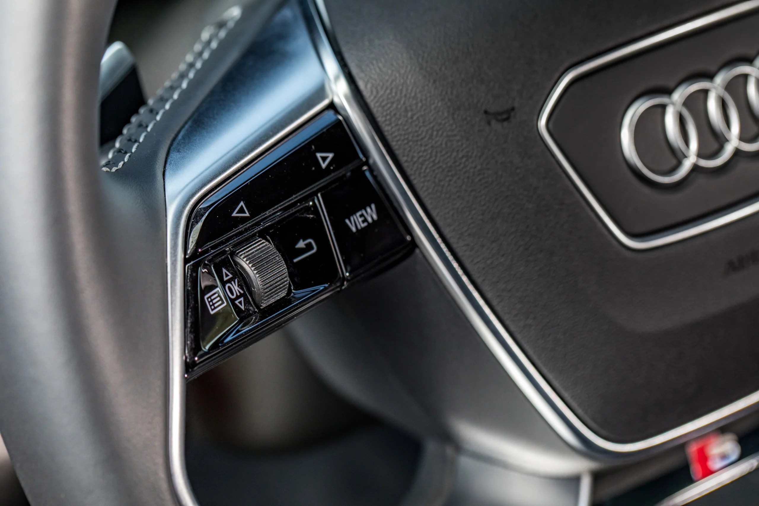 Les commandes au niveau du volant // Source : Étienne Rovillé pour Audi France