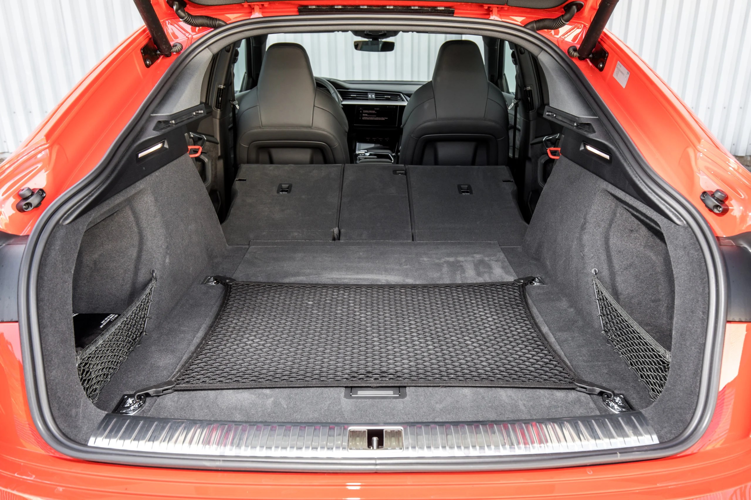 Le coffre de l'Audi e-tron Sportback // Source : Étienne Rovillé pour Audi France