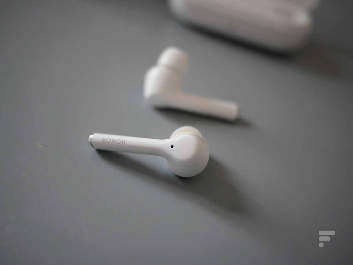 La tranche des Honor Magic Earbuds est tactile et permet de contrôler sa musique