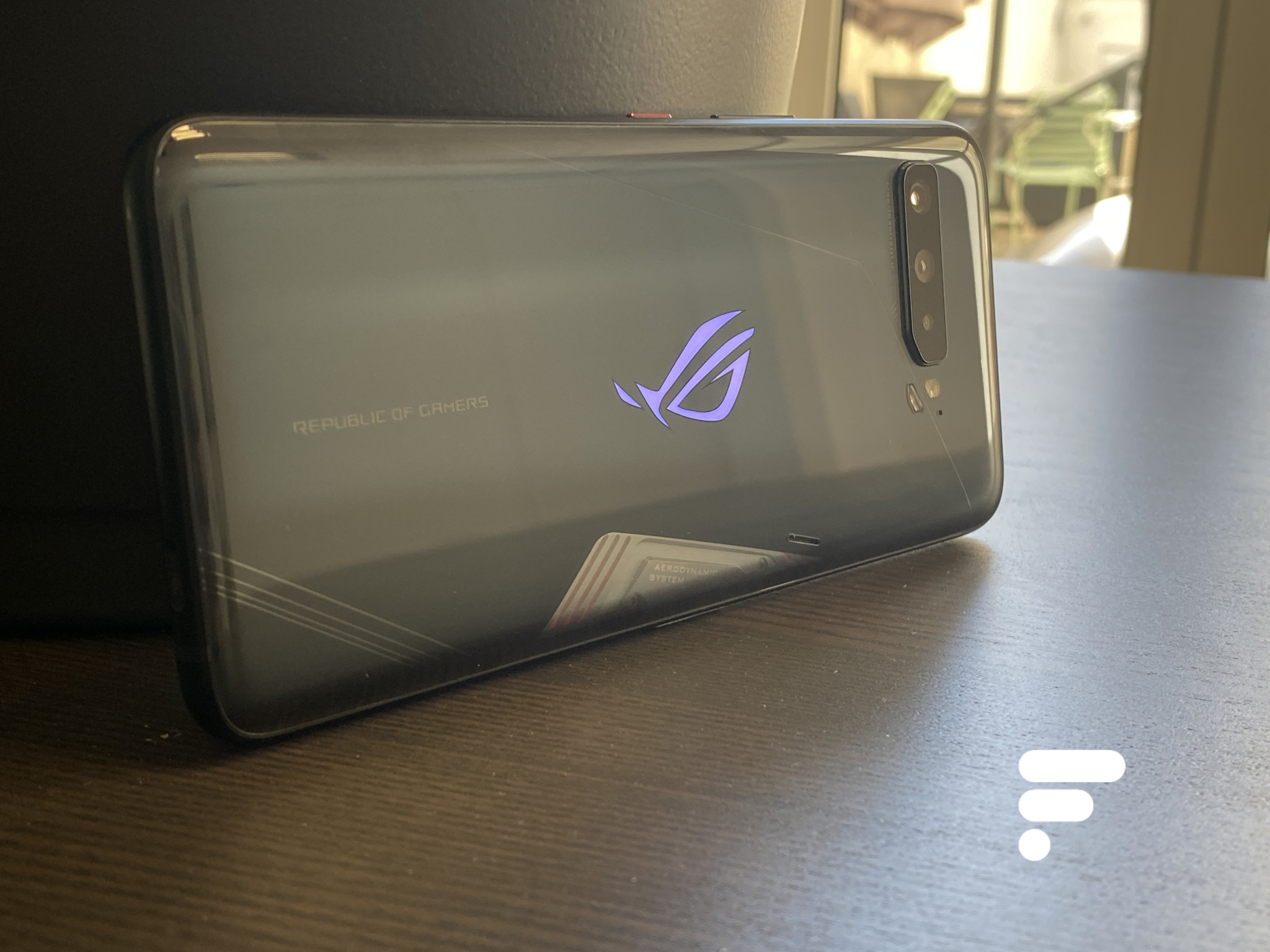 Le logo lumineux du ROG Phone 3 // Source : Frandroid Le logo lumineux du ROG Phone 3 // Source : Frandroid
