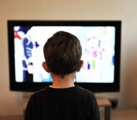Un enfant regardant la télévision // Source : PxHere