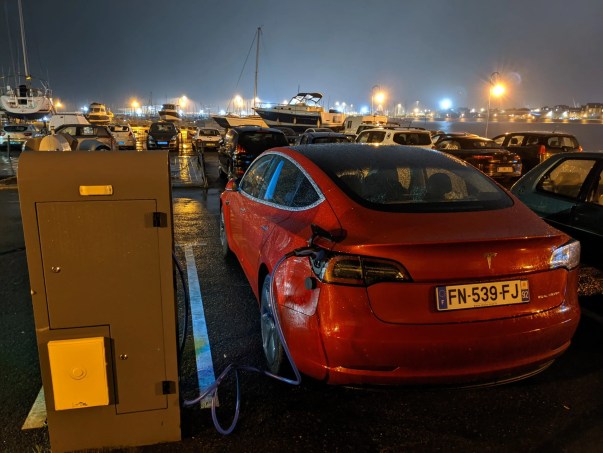 Tesla Model 3 Borne recharge publique