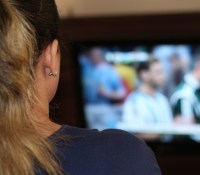 Une femme regardant la télé // Source : wilkernet sur Pixabay