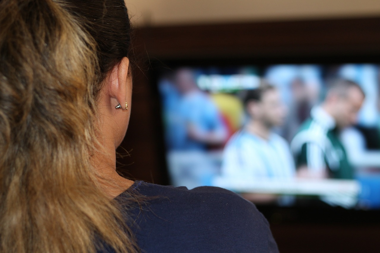 Une femme regardant la télé