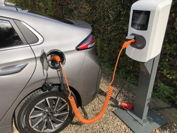 hyundai-ioniq-electric-en-charge