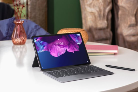 Un clavier et une cover jouant le rôle de pied ajustable sont proposés // Source : Lenovo