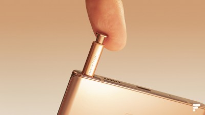 Le S Pen du Samsung Galaxy Note 20 Ultra en train d'être rangé // Source : Arnaud Gelineau - Frandroid