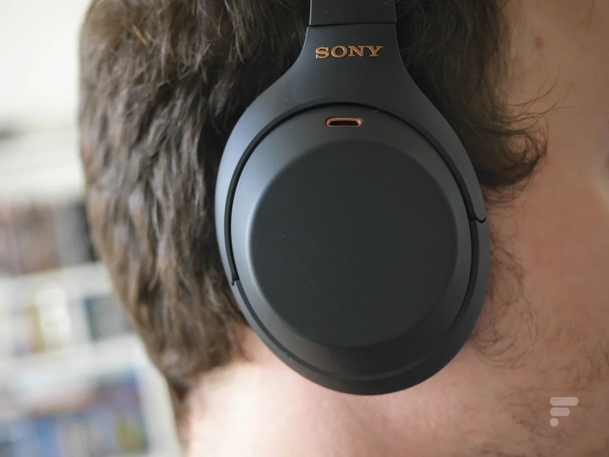 Le Sony WH-1000XM4 vient englober l'oreille