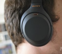 Le Sony WH-1000XM4 vient englober l'oreille // Source : Frandroid
