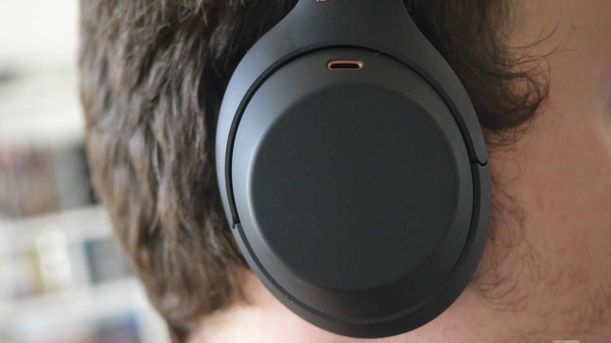 Le Sony WH-1000XM4 vient englober l'oreille