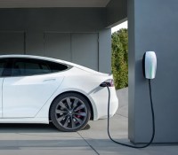 Une Tesla en train de charger // Source : Tesla