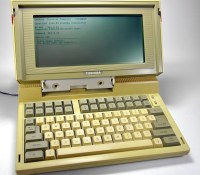 Le Toshiba T1100, lancé en 1985, est souvent considéré comme le premier PC portable grand public // Source : Johann H. Addicks - Wikimedia