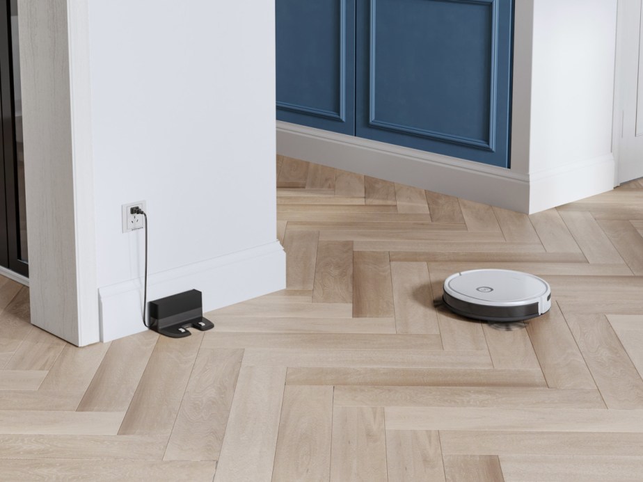 Le robot nettoyeur Deebot U2 d'Ecovacs retourne sur sa base de charge