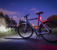 L'éclairage à l'avant ne tourne pas avec le guidon. A l'arrière en revanche, le feu est visible tant qu'il n'est pas caché par un vêtement.