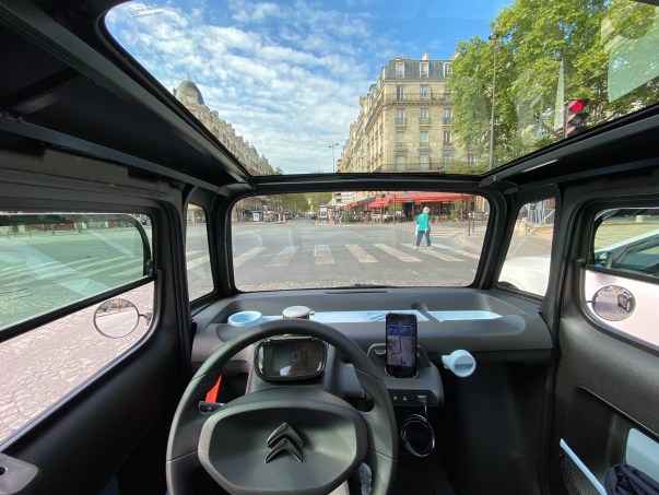 Vue dégagée sur le ciel, mais pas sur certains éléments essentiels à la conduite (si vous mesurez plus ou moins 1,90 m)