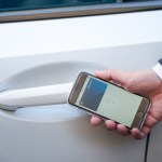Zoom sur la clé numérique permettant de déverrouiller une voiture avec un smartphone Zoom sur la clé numérique permettant de déverrouiller une voiture avec un smartphone