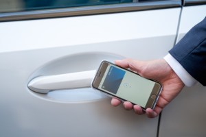 Zoom sur la clé numérique permettant de déverrouiller une voiture avec un smartphone