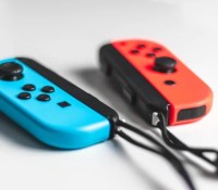 Les manettes Joy-Con de la Nintendo Switch // Source : Sara Kurfeß sur Unsplash