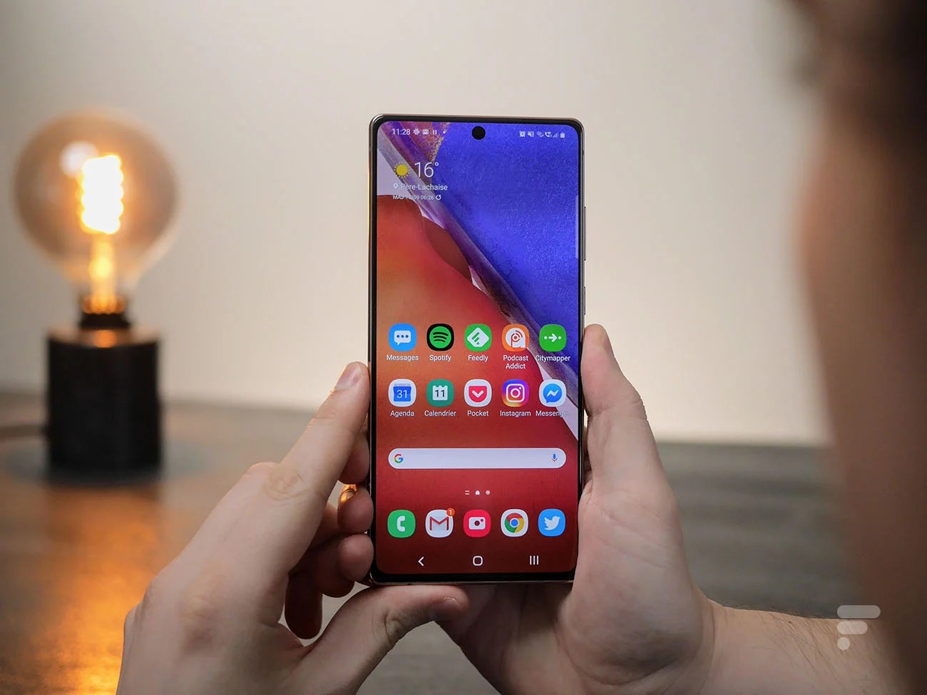 Le Samsung Galaxy Note 20 Ultra à gauche et le Galaxy Note 20 à droite