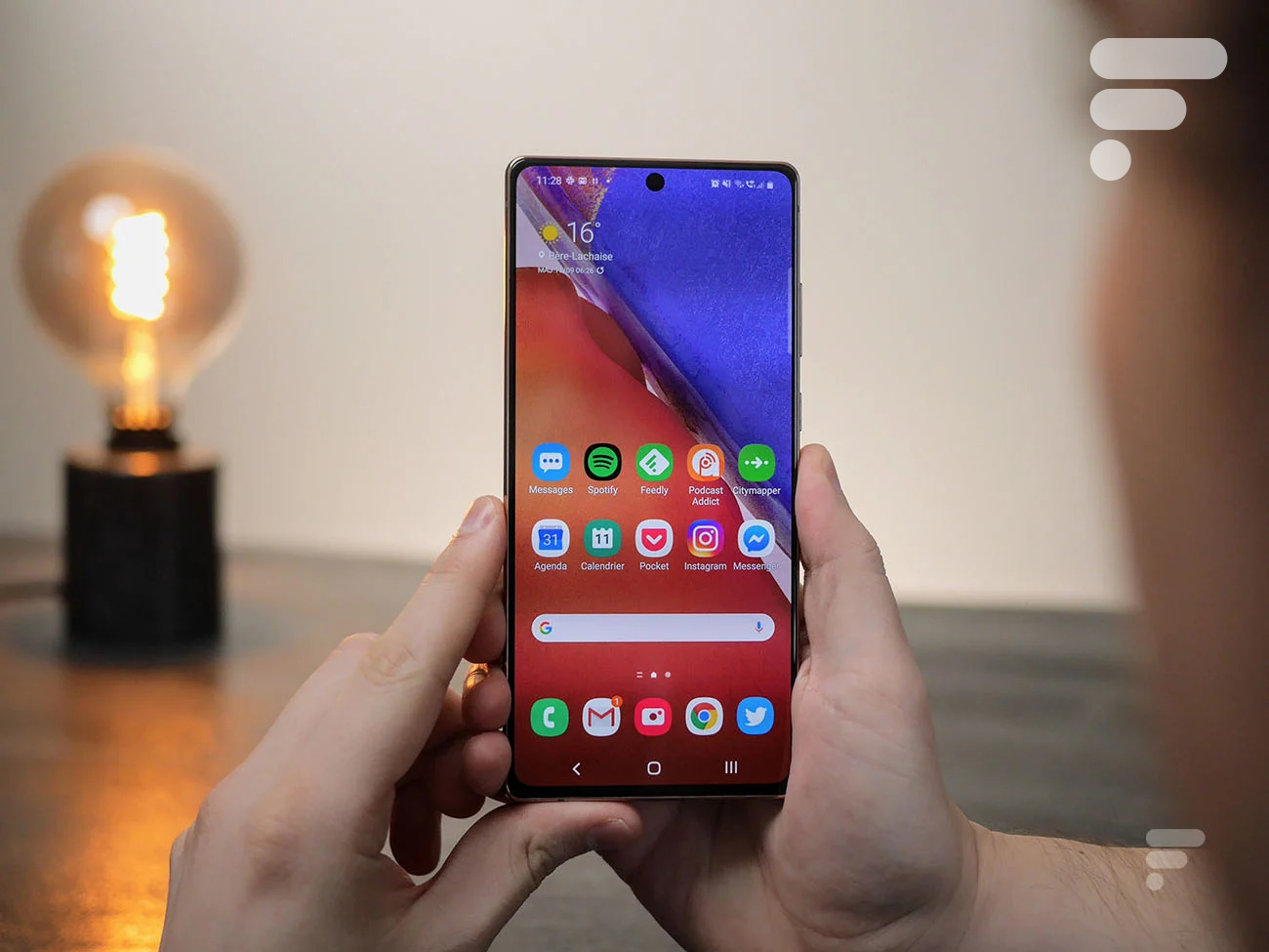 Le Samsung Galaxy Note 20 Ultra à gauche et le Galaxy Note 20 à droite
