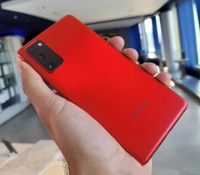 Le Samsung Galaxy S20 FE en rouge, très flashy // Source : Frandroid