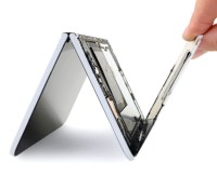 iFixit enlève un panneau du Surface Duo // Source : iFixit