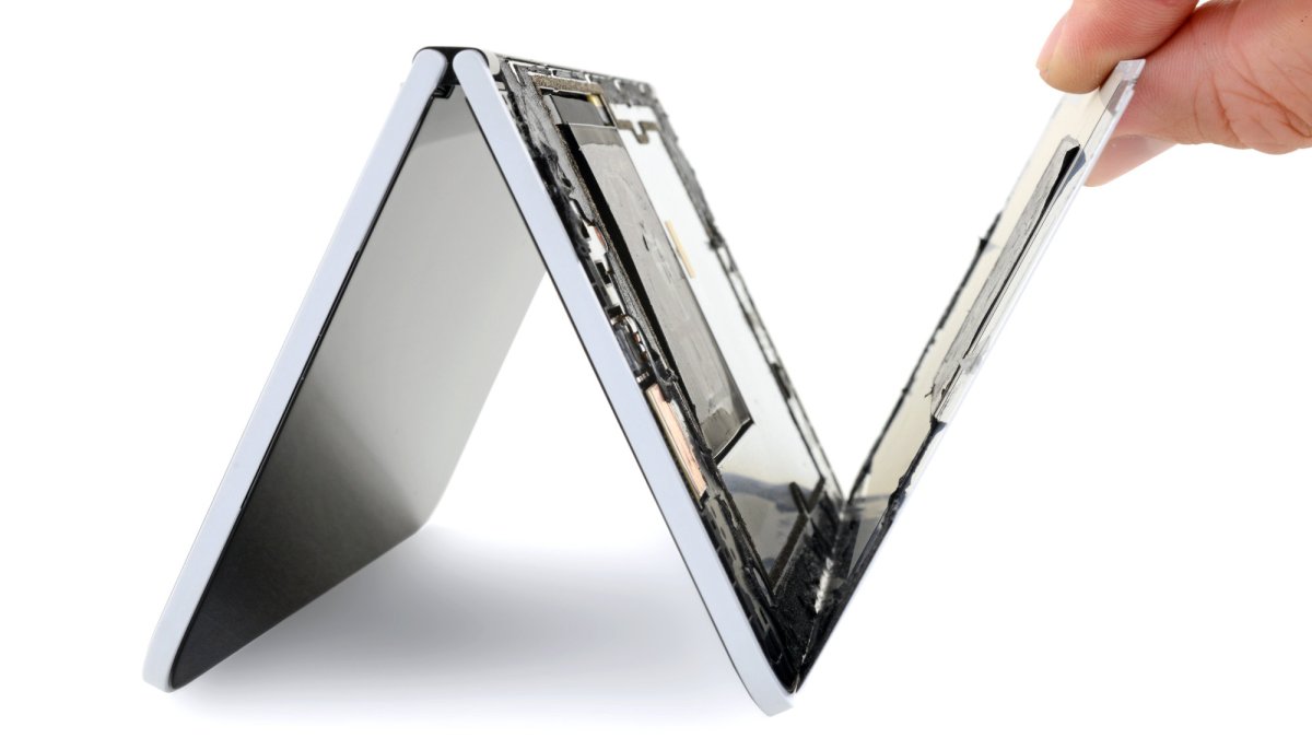 iFixit enlève un panneau du Surface Duo