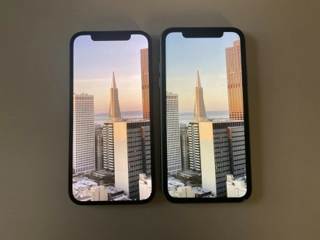 L’iPhone 12 à gauche et l’iPhone 11 à droite // Source : Frandroid / Melinda DAVAN-SOULAS