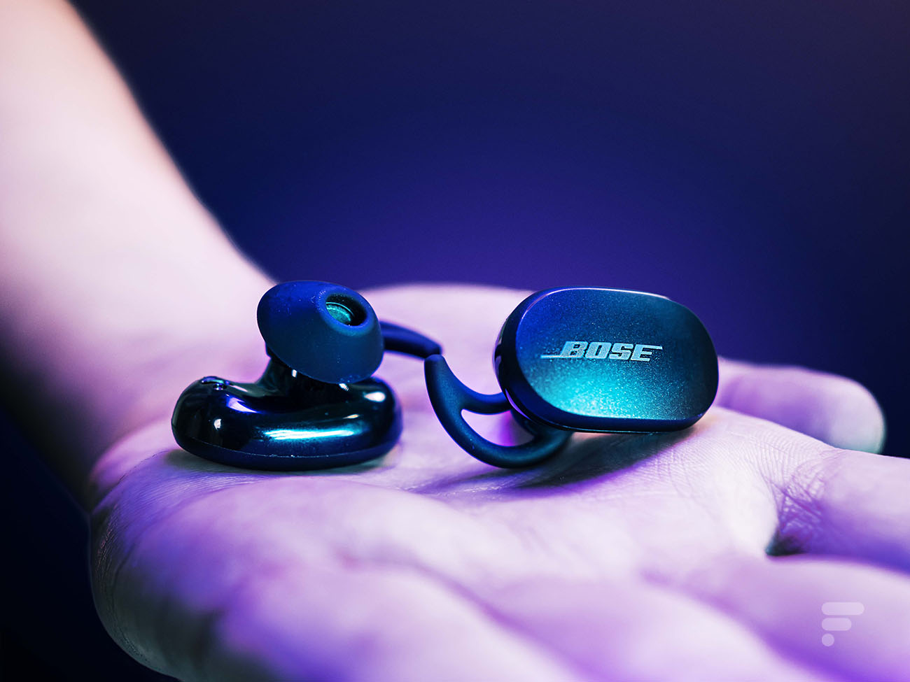 Le boîtier des Bose QC Earbuds