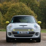 La Mini Cooper SE de face // Source : Yann Lethuillier pour Frandroid