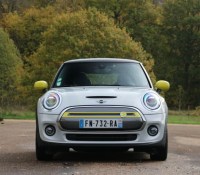 La Mini Cooper SE de face // Source : Yann Lethuillier pour Frandroid