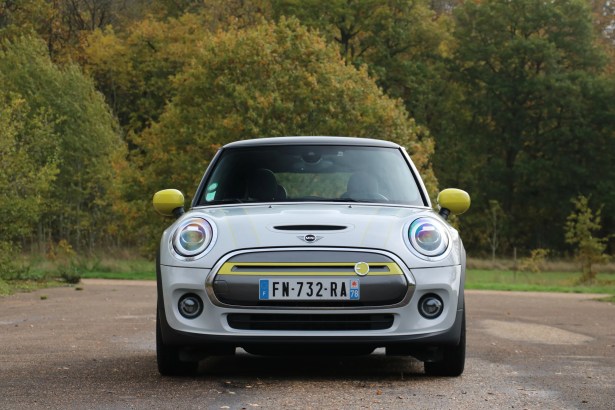 La Mini Cooper SE de face // Source : Yann Lethuillier pour Frandroid