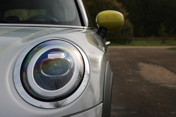 La Mini Cooper SE // Source : Yann Lethuillier pour Frandroid