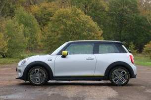 La Mini Cooper SE de profil // Source : Yann Lethuillier pour Frandroid