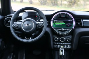 La Mini Cooper SE // Source : Yann Lethuillier pour Frandroid